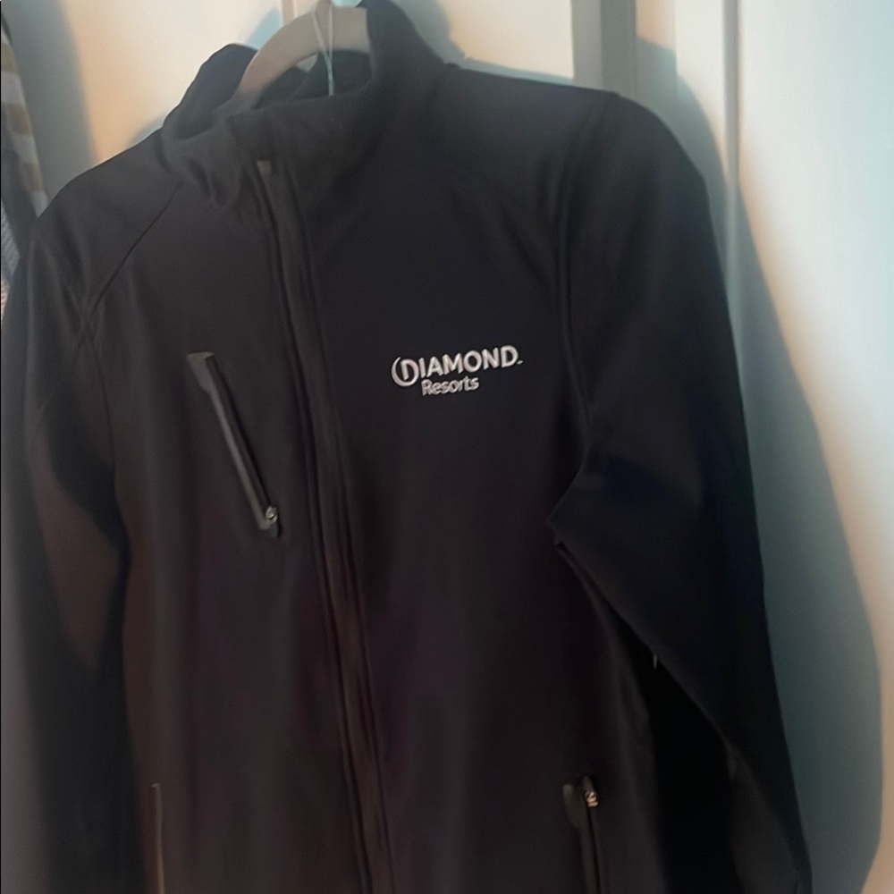 NWOT Diamond Resorts Black Jacket White Logo comfy, weather proof pockets